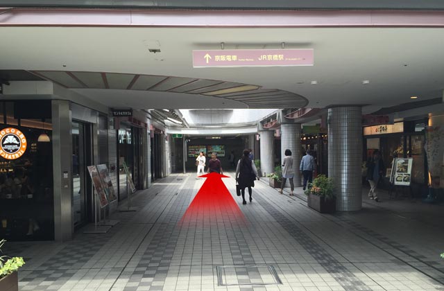 「京阪電車・ＪＲ京橋駅」への連絡通路が見えてきます。サンマルクカフェが目印です。