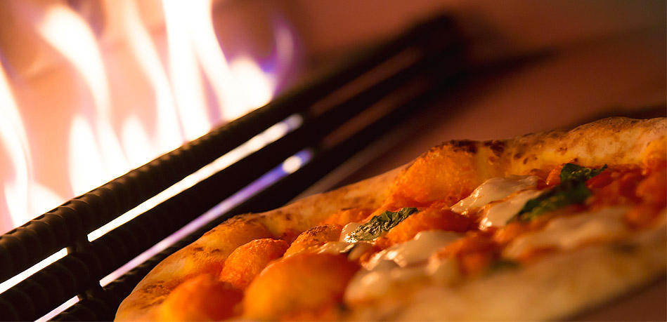 石窯で焼く本格ピッツアをはじめ、季節感あふれる様々な料理