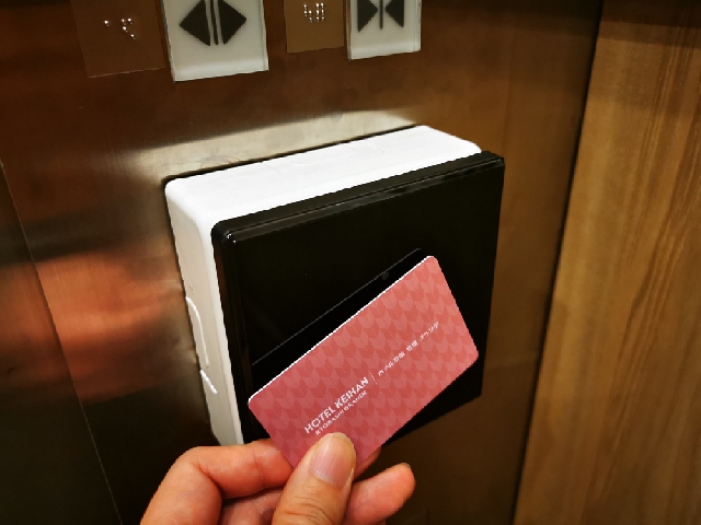 【カードキー】エレベーター内にもセキュリティを設けております。