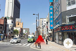 国際通りを直進すると進行方向の右手に『ホテル京阪』と書かれた建物が見えます。