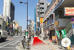 そのまま国際通りを直進すると右手に『ホテル京阪』と書かれた建物が見えます。