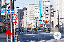 しばらく直進すると、進行方向の右手に『ホテル京阪』と書かれた建物が見えます。