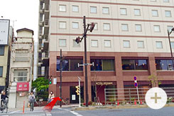 『ホテル京阪浅草』前の横断歩道を渡ります。