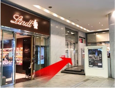 右側に「リンツ ショコラ ブティック」が見えてきます。その横にエレベーターがございます。