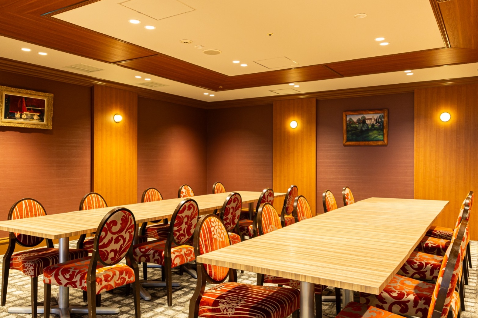 グループでも気軽に利用できる、パーティープランと個室