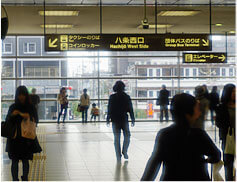 JR京都駅　烏丸中央口を出て、左のエスカレーターを2階まで昇ります。