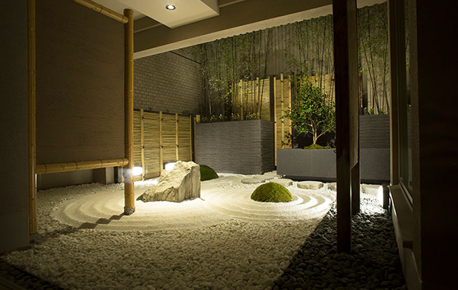 写真：ホテル京阪 京都 グランデコンセプトルーム「禅」枯山水をイメージした庭園