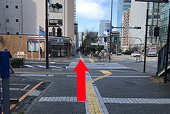 2つ目の横断歩道（桜通呉服の交差点）を直進してください。（目印：左側にセブンイレブン）