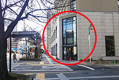 4つ目の交差点渡った右側がホテル京阪名古屋です。