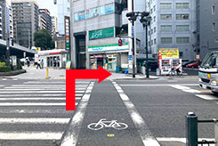 ファミリーマートが見える横断歩道を渡って、右にお進みください。