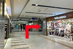 エスカレータを上がると正面に「KEIHAN CITY MALL」が見えてきます。その右側の階段を上がります。