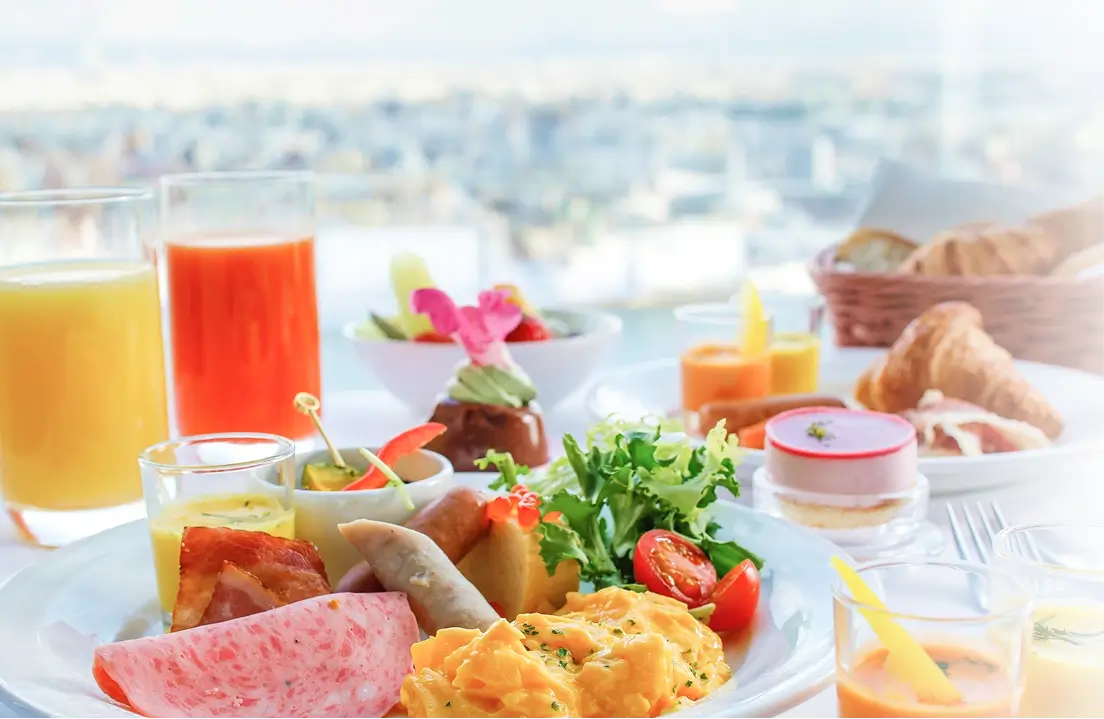 写真:美しい眺めの高層レストランの朝食