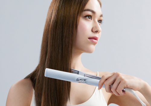 ReFa STRAIGHT IRON PROを使用する女性