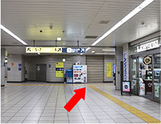 改札をでたら右手の４番出口方面へ進みます。