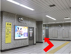 標示に沿って4番出口を目指します。