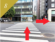 横断歩道を渡るとローソンがございます。ローソン右手の横断歩道を渡ります。