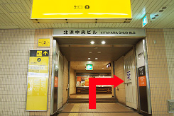OsakaMetro堺筋線「北浜駅」改札を出て②番出口へ。右手に階段がございます。そちらで地上までお上がり下さい。